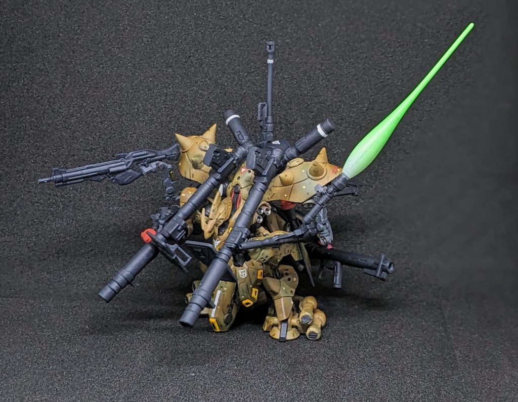 型式番号:MSN-04II［G］機体名:陸戦型ナイチンゲール武装:ラケーテン・バズ改×2、ジャイアント・バズ（特殊炸裂弾仕様）×1、シュツルムファウスト×4、腕部ソリッドシューター×1、ランゲブルーノ砲×1、腹部メガ粒子砲×1、メガビームライフル×1、胸部バルカン×2、隠し腕×2、肩部サブアーム×2、ハイパービームサーベル×1、シールド×1特徴:「地球のノミ粛清作戦」遂行のためナイチンゲールを重力下仕様に改修した機体。脚部をドム系のパーツに換装し重武装ながら高速のホバー移動が可能になっている。作戦遂行までわずかな時間しかなかったため、間に合わせ程度の修復とレウルーラ艦内に残されていた武装類を可能な限り装着している。施設破壊を想定しているため実弾兵器かつ破壊力が高い武器を中心に構成されており、ビーム兵器はビームライフル以外は内蔵されている物に限っている。そのためジェネレーター出力に余裕がありパワーダウンの心配はほぼ無い。重力下仕様のためファンネルはオミットされているが、代わりにサイコミュで操作できるサブアームを取り付けている。