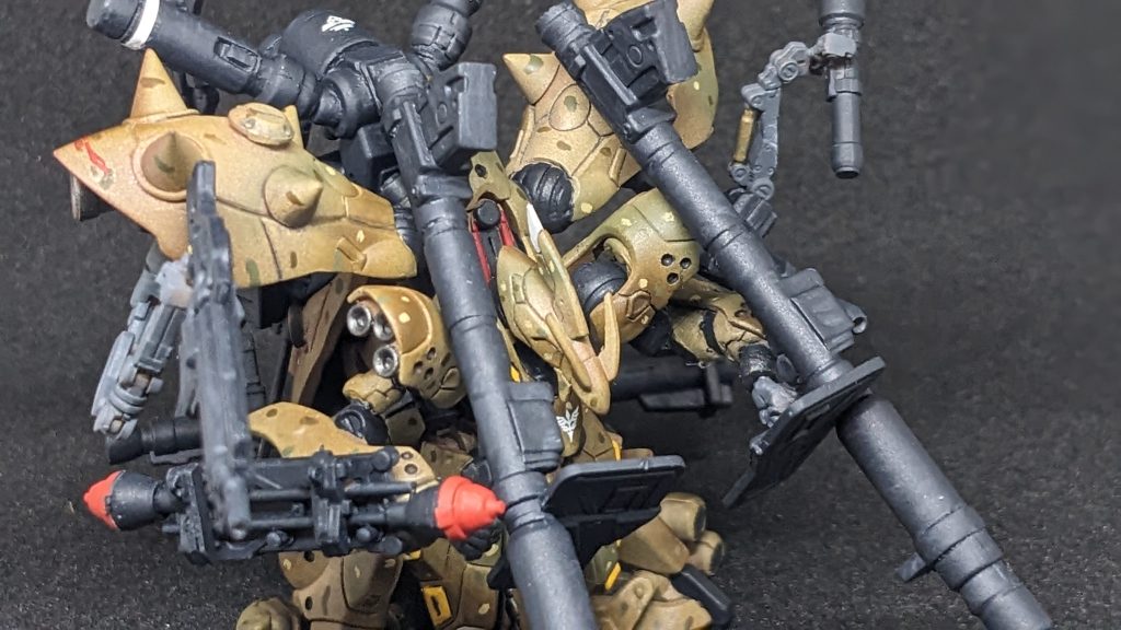 リオ「我々の陣営もかなり戦力を消耗しましたから…。レウルーラ艦内と残存部隊からかき集めた武装です。拠点攻撃を考え実弾兵器中心の装備にしました。」シャア「肩のサブアームはなんだ?」リオ「それはサイコミュに反応して作動するサブアームです。フロントの隠し腕も同様にファンネルと同じ要領で動かせるはずです。恐らく大部隊との戦闘が予想されるので手数が多い方がいいでしょう?」シャア「脚はホバータイプになっているのか」リオ「はい、ドム系のパーツをナイチンゲールの規格に合わせて換装しました。この重武装でも高速移動が可能です。」シャア「使い方は大体理解したが、この機体な。私に扱いきれるか…?」リオ「かなり急拵えの機体でテストもしてないんです、保証できるわけありません。」シャア「相変わらずはっきり言う。気に入らんな(笑)」リオ「気休めですが、大佐なら上手くやれますよ!」シャア「ありがとう!信じよう。」