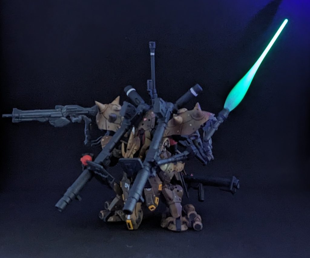 今回はナイチンゲールの陸戦型ということで、とにかく武器を盛ってみようというテーマで作りました💡陸戦型サザビーの作例はプラモデルでも何回か見たことがあったのですが、ナイチンゲールは見たことないというのがきっかけでチャレンジしてみました。思ってたよりもバズーカ系の武器が合うので新たなアプローチができたかなと個人的には思っております😁重力下仕様なのでファンネルは使えないだろうなと思い、代わりにサブアームを付けました。主力武器をバズーカにしたかったので、サブアームにはビーム兵器を持たせてみました。ハイパービームサーベルは蛍光塗料で塗装してるので、ブラックライトで光ります✨背中にはアーティファクトのトールギスから頂いたランゲブルーノ砲に見立てたドーバーガンを背負わせていますが、砲身を前に構えたりはできないので完全な飾りと化してます(笑)そう言えば「足なんて飾りです。」で有名なジオングの整備兵に名前があったことを最近知りました。リオ・マリーニというらしいです。サムネの写真はアクシズ落下後の環境がヤバい地球をイメージしてます。最終作戦的な雰囲気が出せたので気に入ってます🤤次は久しぶりに普通のガンプラ作りたいと考えてますが、またアーティファクトかもしれないし決まってません。ここまでご覧いただきありがとうございました(*・ω・)ノ