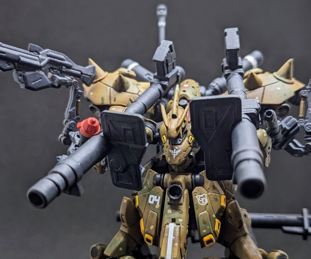 ~レウルーラ艦内格納庫~シャア「かなり様変わりしたな…。迷彩色とは…」シャア「…ん?ファンネルが無いようだが…」???「重力下ではファンネルなんて飾りです。偉い人にはそれがわからんのです!」シャア「キミは!?いつぞやの!」リオ「お久しぶりです、大佐!ナイチンゲールの改修は私が担当させていただきます。」シャア「まさかキミが!1年戦争以来か?あの時は世話になったな」リオ「またお世話させていただきますよ(笑)作業は換装も含めもうほとんど完了しています。」シャア「さすがに早いな!しかし…それにしても旧式の武器が多いな。」