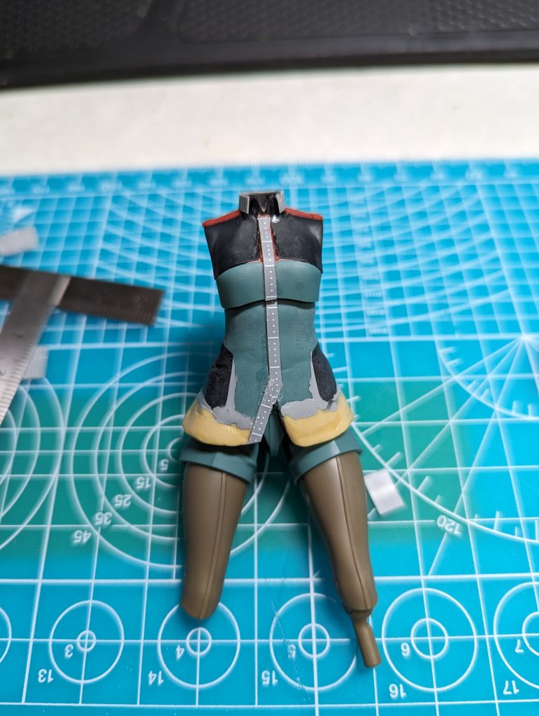 プラパンとエポキシパテで造形しましたウェスト部分は、かなり削っています(gundam-kao6)