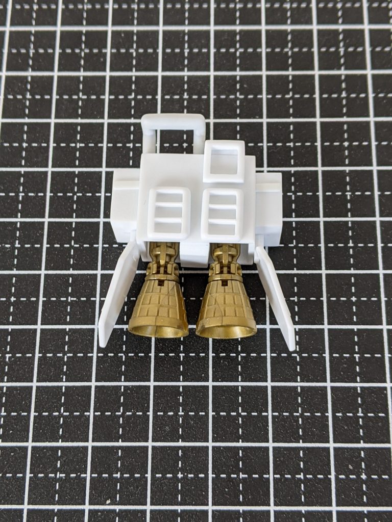 バックパックとロケットランチャーが必要でしたので制作。週末の全ての時間を注ぎ完成させたバックパックでしたが、どうやらジョニーライデンザクのバックパックだったようです。