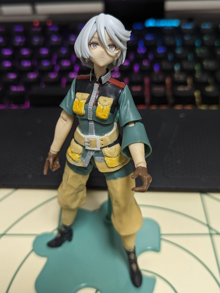 ポケットは、ポリパテで作ったのですが、上手に使いこなせないです(gundam-kao9)ベルトが太すぎたぁぁとか、腕の関節が独特すぎて使えないとか、ズボンにしたら太もものロール軸が死んだなど、色々試行錯誤しながら作りました(zaku-kao5)