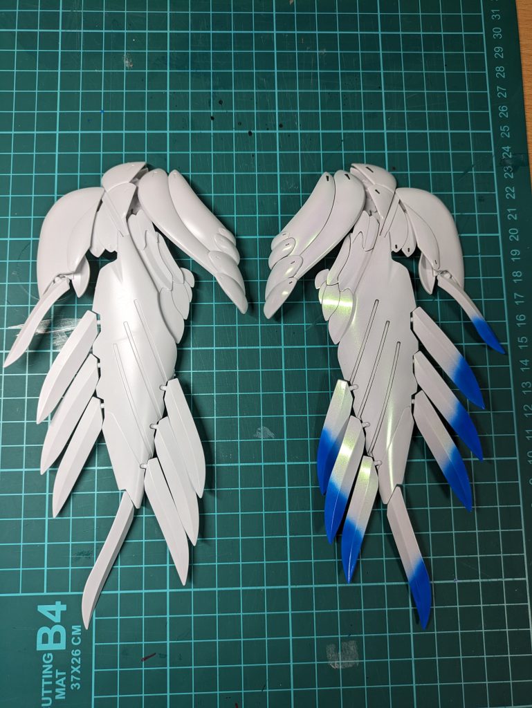 ゲート処理、ヒケ処理、サフ、ホワイト塗装、パール塗装、クリアブルーでグラデ塗装、スミ入れ、デカール貼り、トップコート教えてくれ…俺は、あと何回あの小羽根とあの羽根を塗装すればいい…