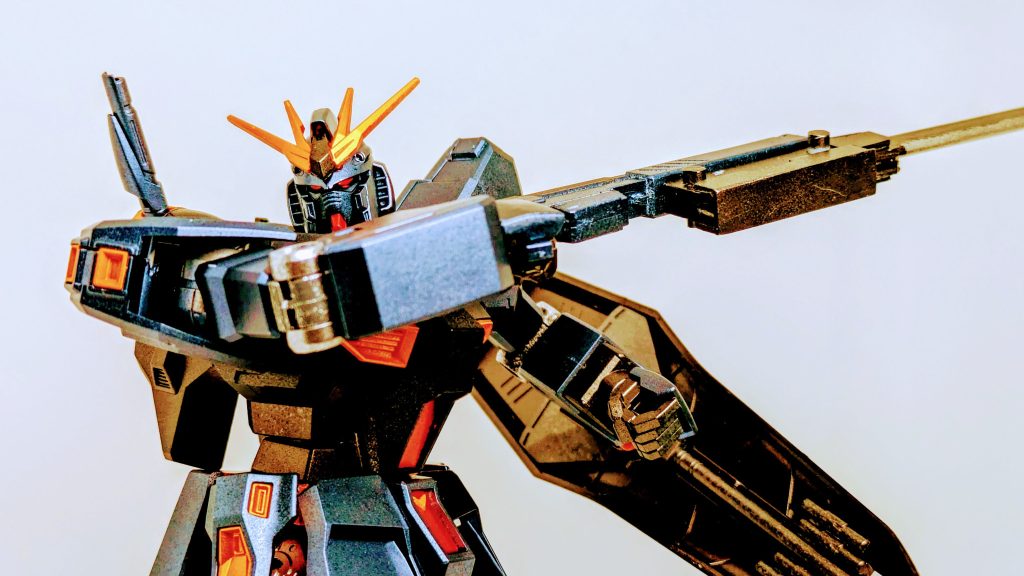 このボディカラーで赤い目だと悪役ガンダム感がすごいですね！