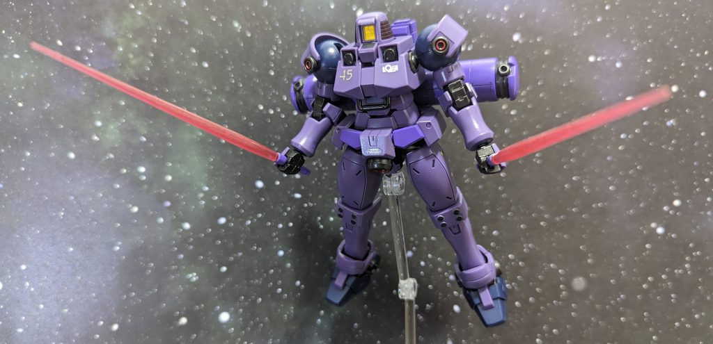 近接兵装はビームサーベル2本装備。首が動かないので表情付けが難しいですね…(・_・;)
