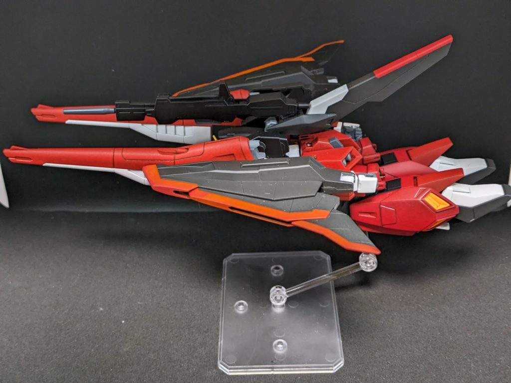 セイバーの腰が回る関係でZの脚部の変形がこうなりました。なんちゃってリ・ガズィ。フロントアーマーのスラスターを生かす意味ではこれが正解なので、まぁいいかなと。ちなみにバインダーの赤だけオレンジっぽいのは、本体とは違う赤をサフ無しで塗ったためです。しかもつや消ししたら赤からオレンジっぽく・・・ここは少し予定外でした。本体については黒サフ→キャラクターレッドを3回→クリアレッドで赤味を加えたので深い色担ってると思います。