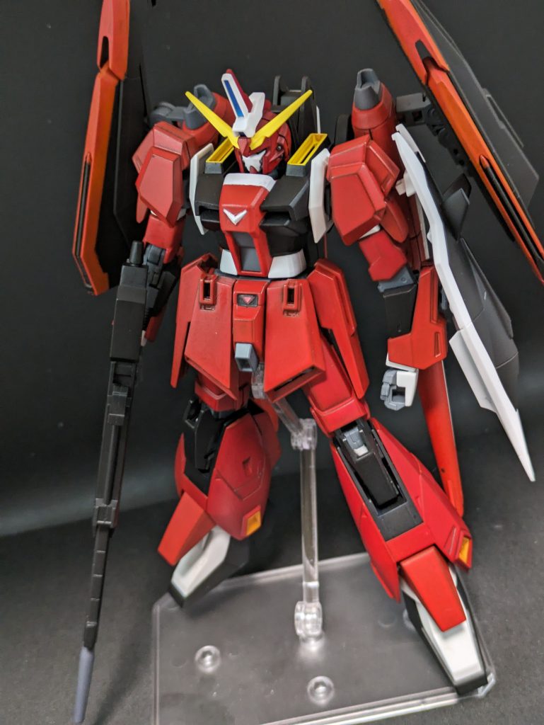 変形！元々が白いパーツは未塗装です。手を出すと余計に汚くなるのでやめました。唯一胴体のV、襟元の白だけは筆塗りしています。黒は黒サフのまま。肩の接続については、不要な部分を切り取っておいて、パテで接着しています。肩関節のボールジョイントか硬めだったので、動かしても外れないことが重要でした。