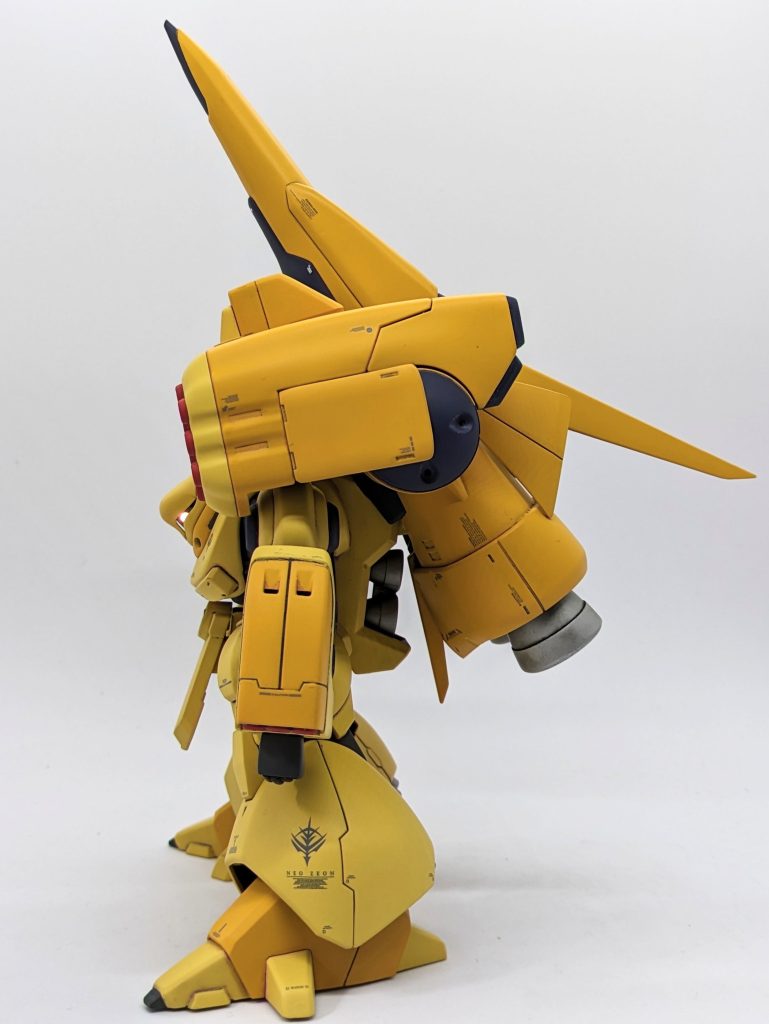 すんごい前後幅。飾るスペース確保が大変です。