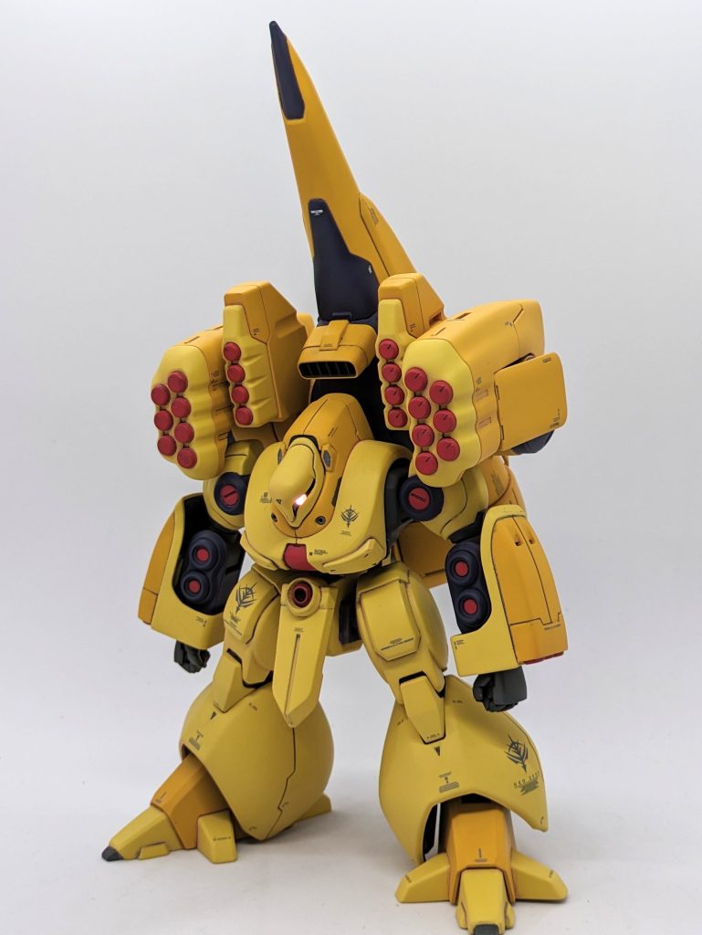 胸やスネのミサイル開閉ギミックはぷらぷらするのがイヤなので接着して接続部分を設定に近い形に修正してます。