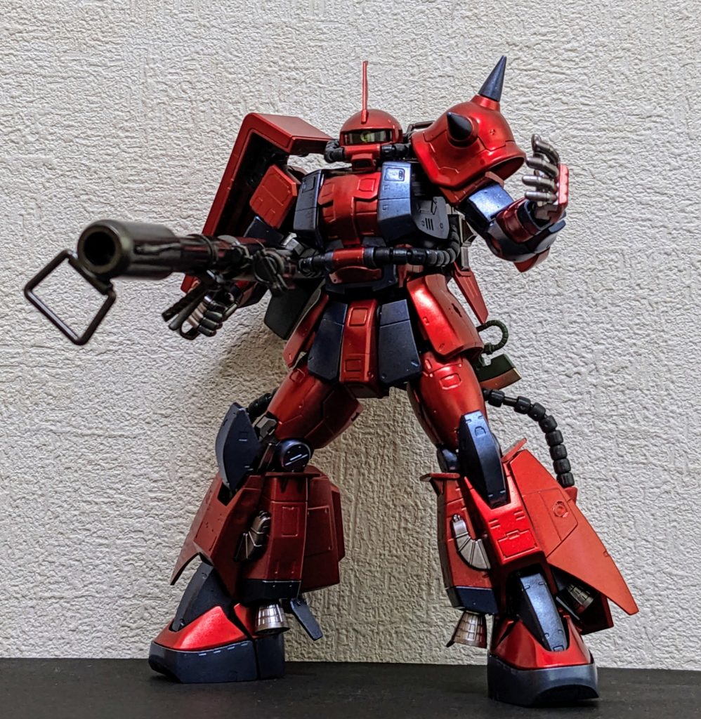 色々武器持たせてみるまずは、この機体の定番武装、ジャイアントバズから。なお、モノアイや銃器のスコープは、赤にピンクだと埋もれると思ったので、メタイエローグリーンに変更してます（モノアイの軸だけ蛍光グリーンにして、ビコーン！！感狙いましたが、写真じゃ全然伝わりませんね😅)。 