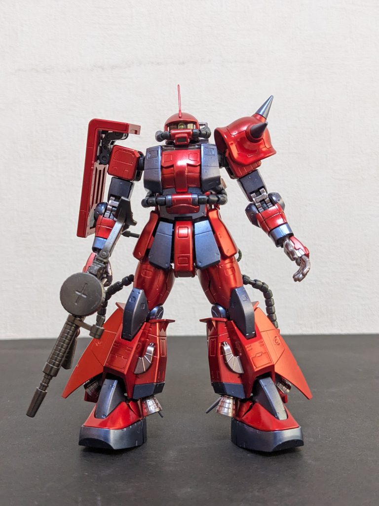 正面旧MSVキット展開当時、黒い三連星ザクⅡ、デザートザク、ザクキャノン・・・とザク系ばかり作っており、このジョニー・ライデン専用機、特に1/60が作りたくてたまりませんでした😆！！しかし！！同時期にはダンバインとかバイファムとかやってて、そっちのキットにも手を出しまくってたので「黒い三連星持ってるから、いつか小遣いに余裕がある時に・・・」とか思ってたら大人になってました😅オッサンになってからも、ザク系と言えばやはり量産型とかシャア専用から入りがちで、ジョニーさんのは後回しになってましたが、コロナ禍でガンプラが品薄になりかけの頃、行きつけの家電で棚守護してたコイツを連れて帰りました😉