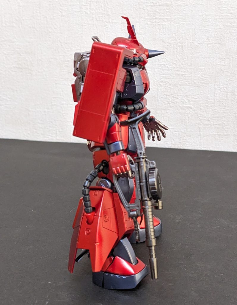 右側面結果的にほぼほぼ全塗装するになったので、赤・黒の配色も好き勝手に変更😁脚は量産型やシャア専用の塗り分けパターンに寄せ、ボディーは腰を大胆に塗り分けました😆上半身からダークブルーのラインを繋げることで、何かの衣装っぽい雰囲気を狙いました😉40年来の片想いの君にまで容赦しないとは、好き勝手塗装恐るべし💦そして、ここまでほぼオールメタリックのツルピカ君に仕上げたので、デカールシールは思い切って省略しました😉(手抜きに非ず💦)