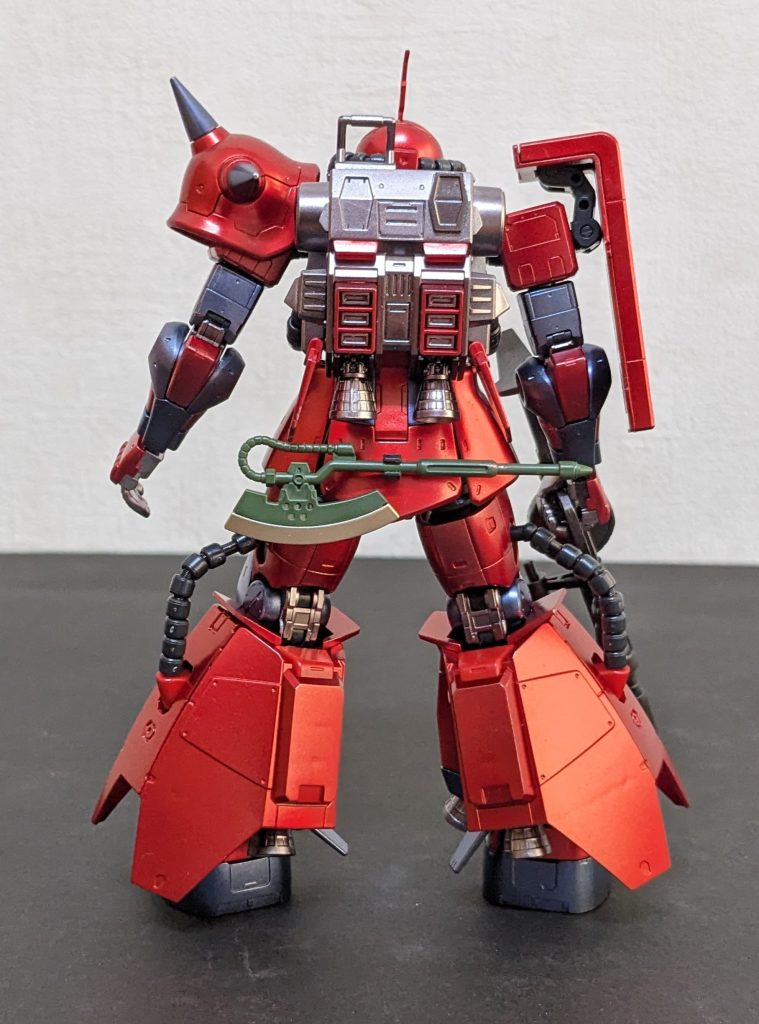 背面あとは黒っぽいところですが、最近になって「黒鉄色やマットな黒もイイけど、メタダークブルーで塗ったら何かセクシー🫣じゃない❓」と思いつき、長らくの積みから解放されることとなりました😉この他、バックパックやバーニア、関節はガンメタ、銃器はメタブラック、ヒートホークはメリハリつけたかったのでザクダークグリーンとホワイトゴールドで。