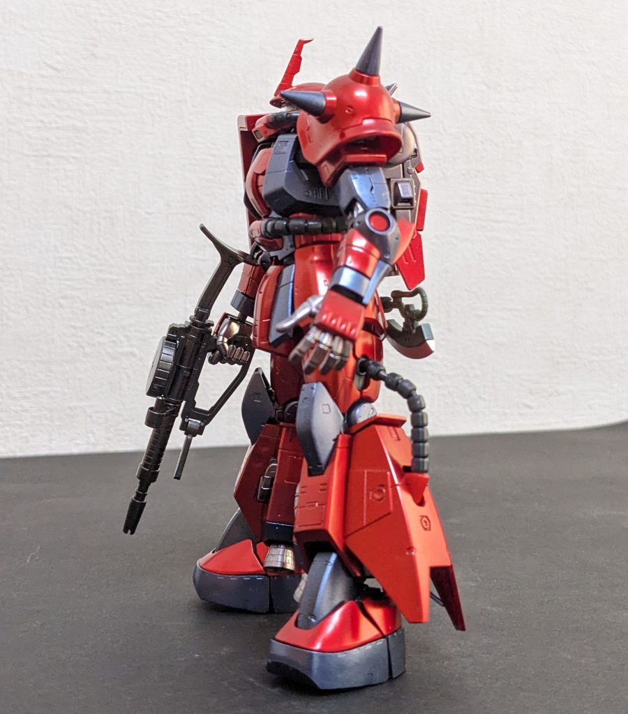 右側面「流石RG！サザビーと同じく、赤も多色で分けられてるぞ！薄い箇所は・・・サーモンピンクぅ❓😱」ってワケで、(あくまで個人の感想ですが)全体の成形色は悪くないものの、薄い箇所がどーしても受け入れられなかったので、考えた挙げ句、「赤の色分けオミット、ロイヤルメタレッドでベタ塗り」することと相成りました😄