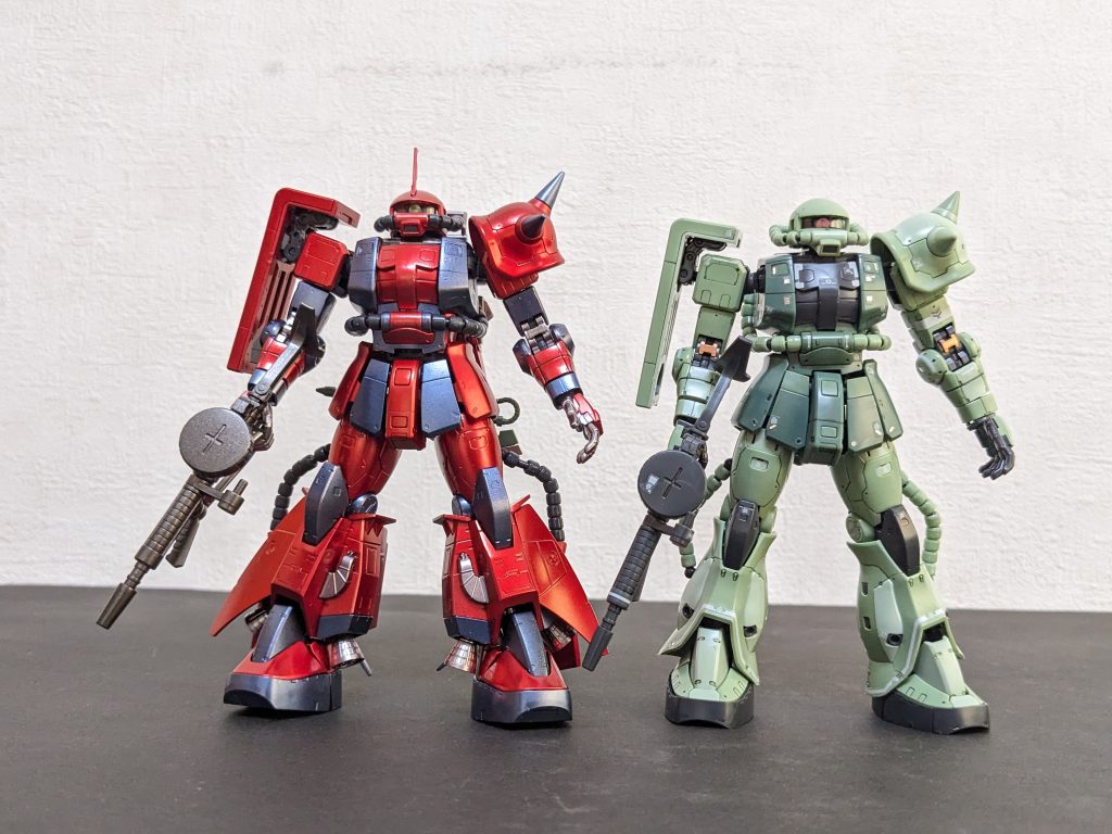 RGザク並べてみた量産型、ポロリさえなきゃもう１個作りたいくらい好きなんだが💦ジョニーさんは、靴のデザインの関係で、なかなか自立厳しいッス😅