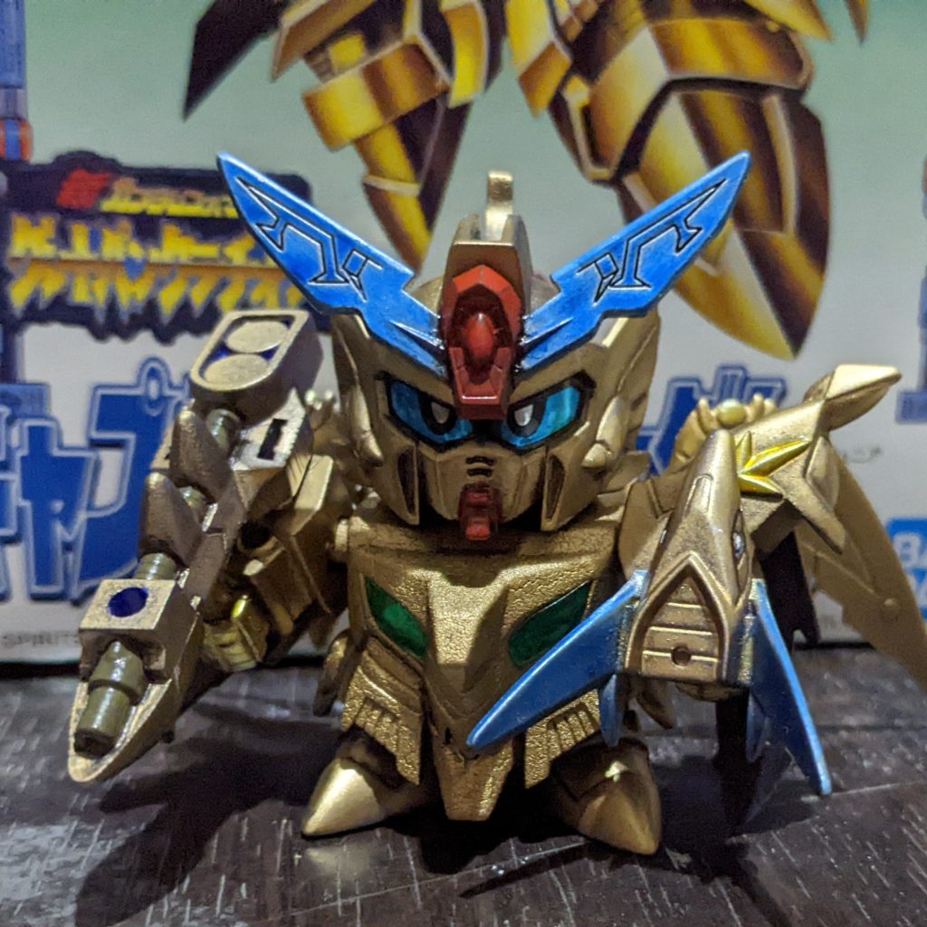 全体的には黒サフの下地に缶スプレーのキャラクターブルー、その上にゴールドを吹いてます。青い所は黒サフの上にクロムシルバーを筆塗り、その上にクリアブルーを吹いてあります。