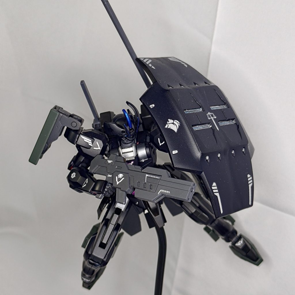 ダリルバルデのシールドを1枚にして大型シールドにしもう片方は小型シールドに左右で別々のシールドにしました