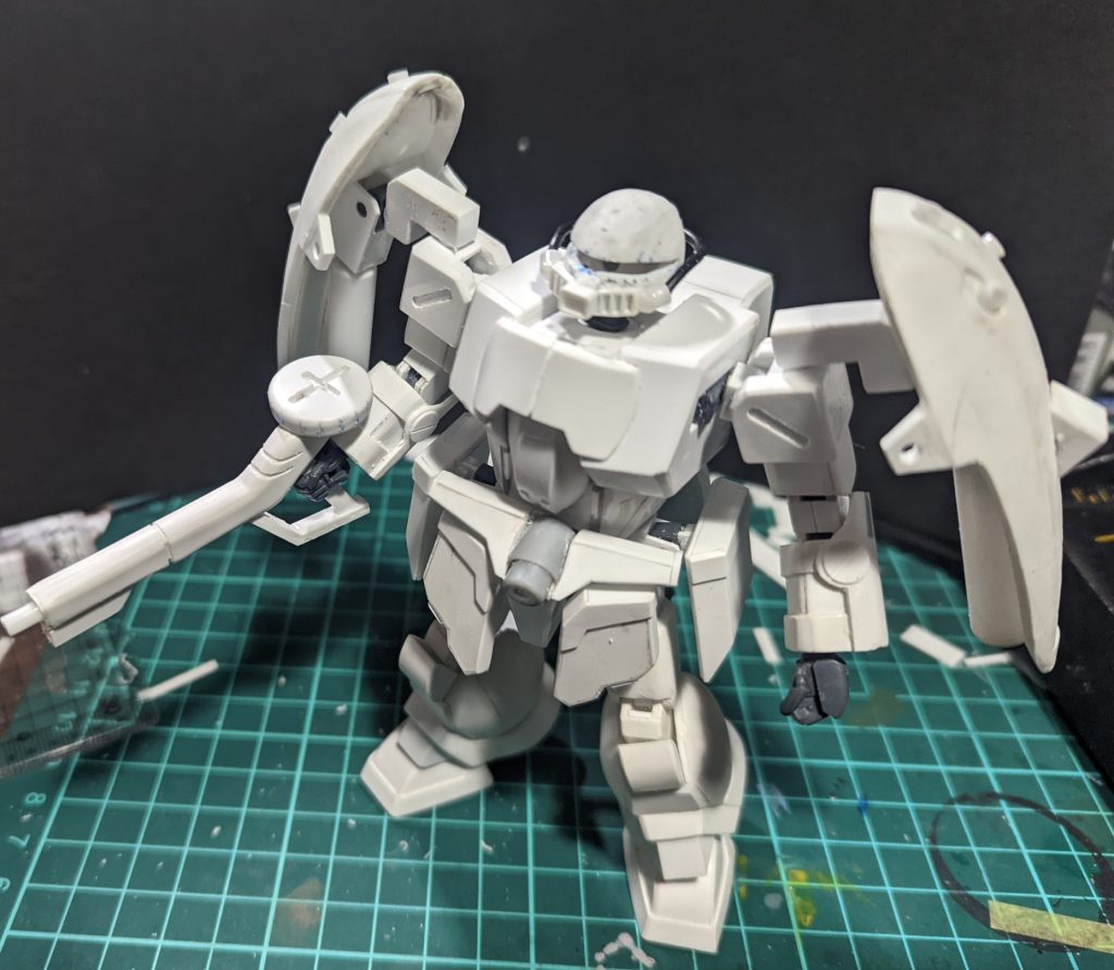 相変わらずパテは苦手なので、ほぼ全身プラ材での製作です。プラ板工作の修行中とはいえパテ縛っている訳じゃないはずなんですが、パテの扱い下手過ぎて結局プラの塊になってしまうんですよね…それでも今回のプラ板工作修行でプラ板である程度は曲面も作れるようになったので、作りたいけど技術が足りなかった機体達も今後作れそう…かなぁ