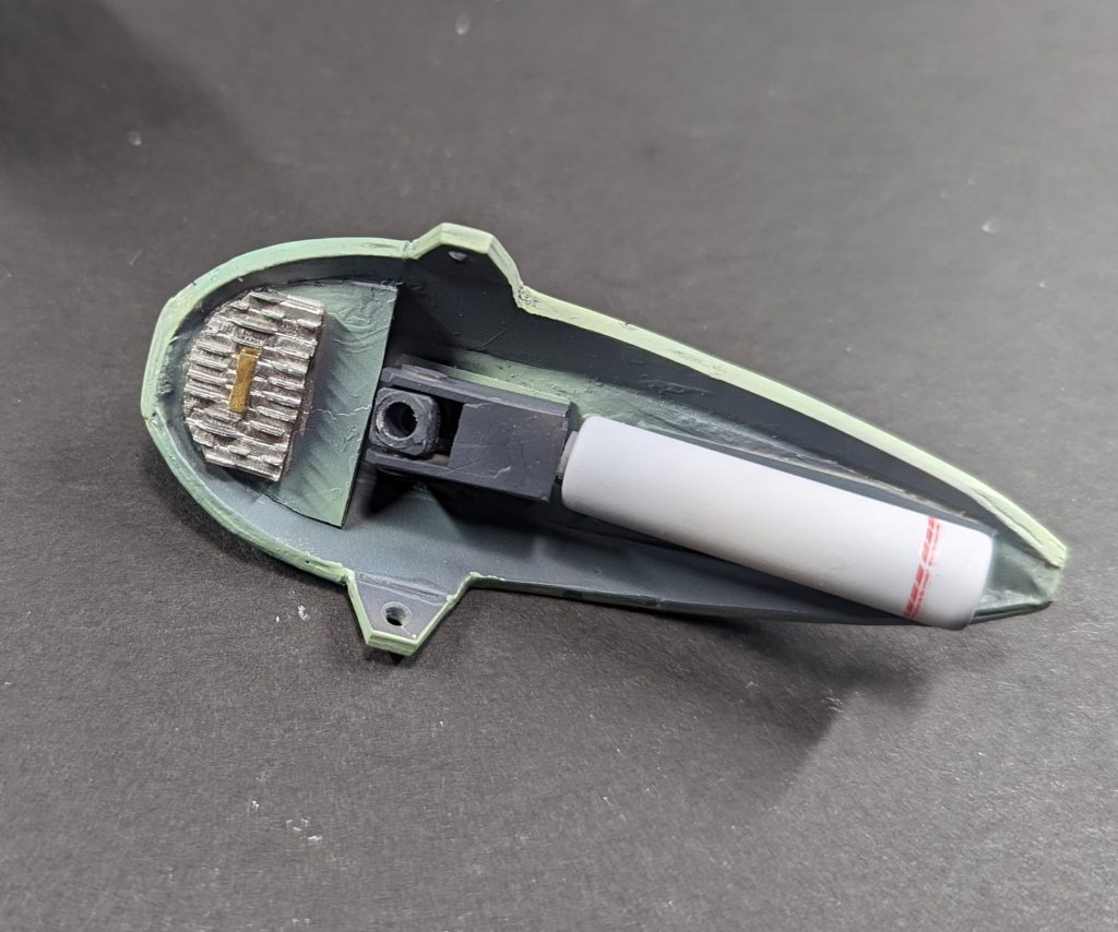 バインダー裏のプロペラントタンクとリアスカート裏のバーニアは原作デザインには無いものですが、装甲裏が寂しかったため捏造しました。