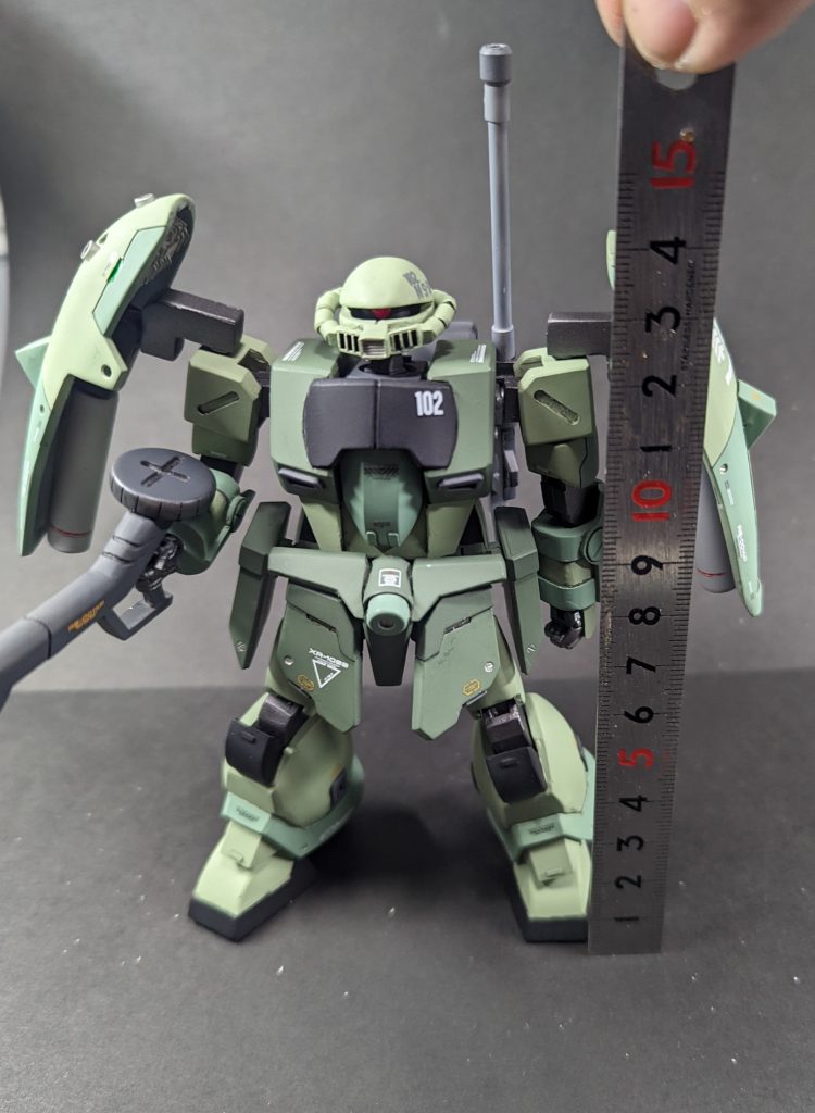 約15cmなのでむしろ、1/100くらいのスケールかな?今回はプラ板工作の練習で新しい工法を試しながら、設計等もその都度しながら作成したため、スケールの意識の優先度は低めでした。ただ、15m級MSは1/144だとかなり小さいので、むしろ1/100のサイズ感でちょうど良かったかな?(F91〜クロスボーンの世代のキットもRE1/100とかが多い印象ですし。)今後再挑戦することがあればもっと小さめに設計して1/144サイズでも作ってみたいですね。