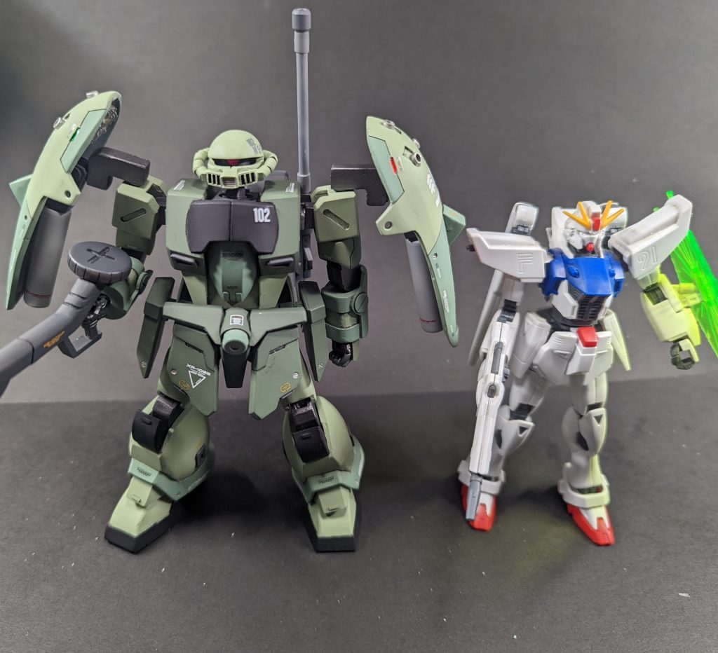 一応15m級MSですが、15m級MSのF91の1/144モデルと比較してかなりのサイズオーバーですorz