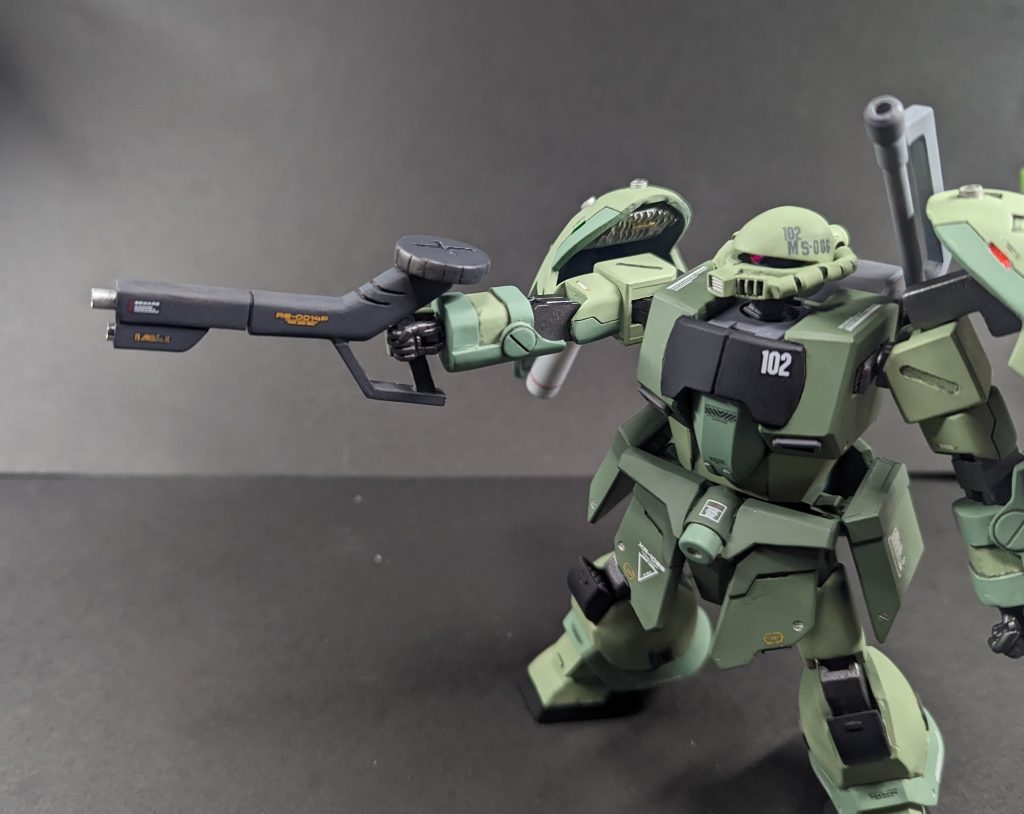 武装はビームマシンガン