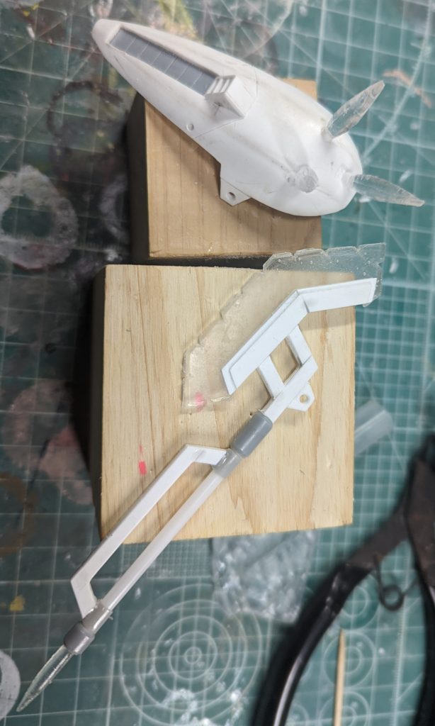 ビームエフェクトは原型をスクラッチして、おゆまる&レジン複製でクリア化しました。ビームの色は原作からはわからないため、勝手に蛍光イエローグリーンで捏造しました。(シンプルにピンクの方が良かったですかね?)