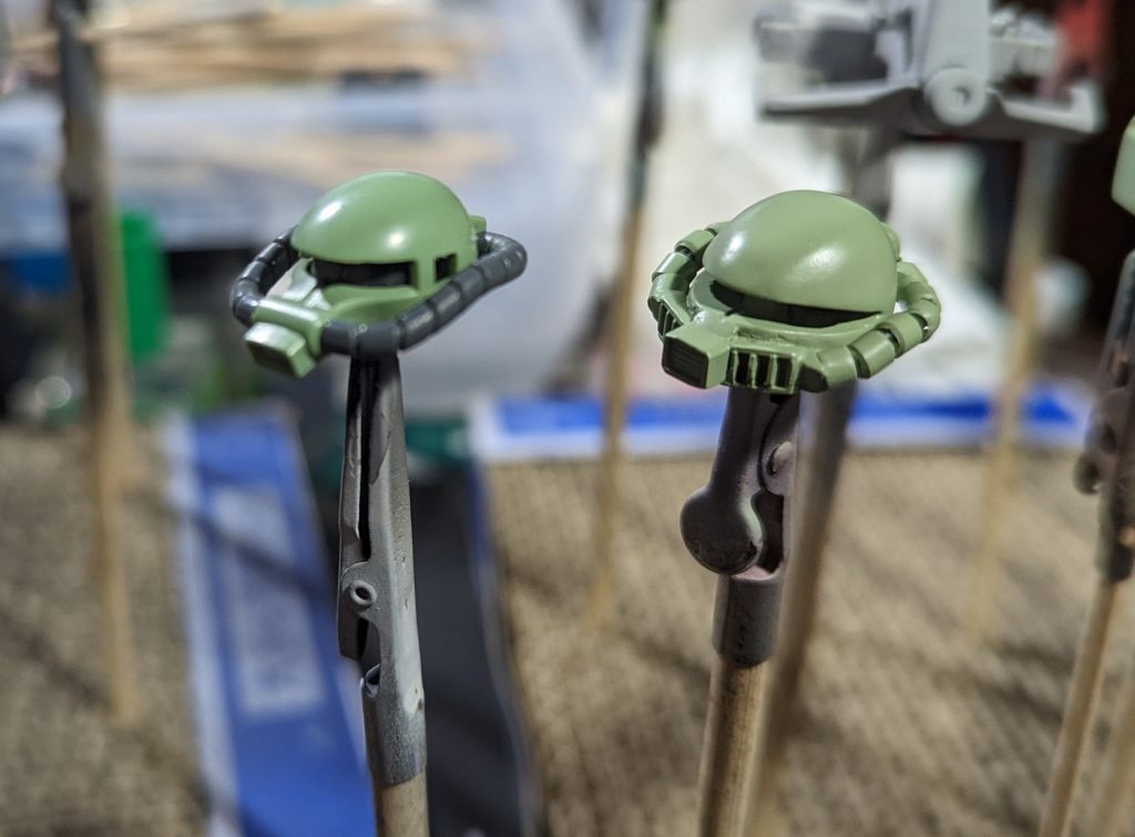 頭部製作の参考にさせていただいた大先輩。ザクⅡが活躍したのが1年戦争の0079年ザクラオが活躍したのが木星戦役の0133年その差なんと半世紀以上…木星戦役の頃なんてジオン公国どころか、ジオン共和国すら自治権消滅して久しい時代なのに、まだザクの名を冠するMSが新規製造されているとは……。コロニー軍のMS開発部にジオニック社の関係者でも居たんですかね。なんとなくコロニー軍幹部「最近の連邦は反乱の鎮圧も出来ねぇのか…頼りにならんな…。自衛のためにも自軍でのMS開発も考えないとなぁ……。そういや爺さん、昔ジオンでMS造ってたって言ってたよな?」老人「そりゃジオニックに勤めとったが、開発部じゃのうて工場の作業員じゃぞ? それに、わしらの工場はザクの量産ラインじゃったから、ザクなら山程作ったがそれ以外作れんぞ?」軍「いいっていいって、中身は適当に他所のMSからなんとかするから、バレないようにガワだけなんとか頼むよ」老「そりゃつまり中身はパク…」軍「人聞き悪い事言うなって、あれだよ、りばーすえんじにありんぐってやつだよ」…なんて会話があったんじゃないかみたいな妄想がはかどります( ╹▽╹ )