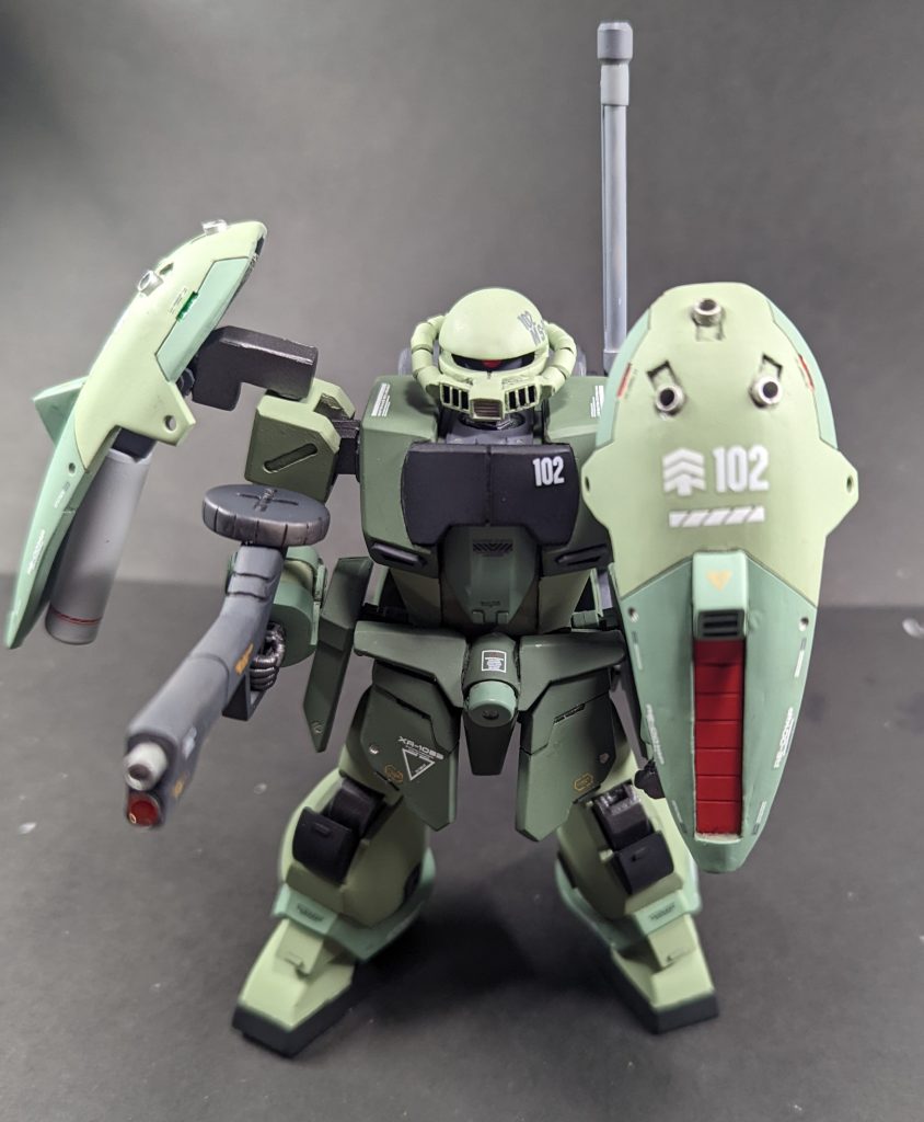 肩の接続部を可動させることで、盾のように前方にバインダーを構える事も可能です。