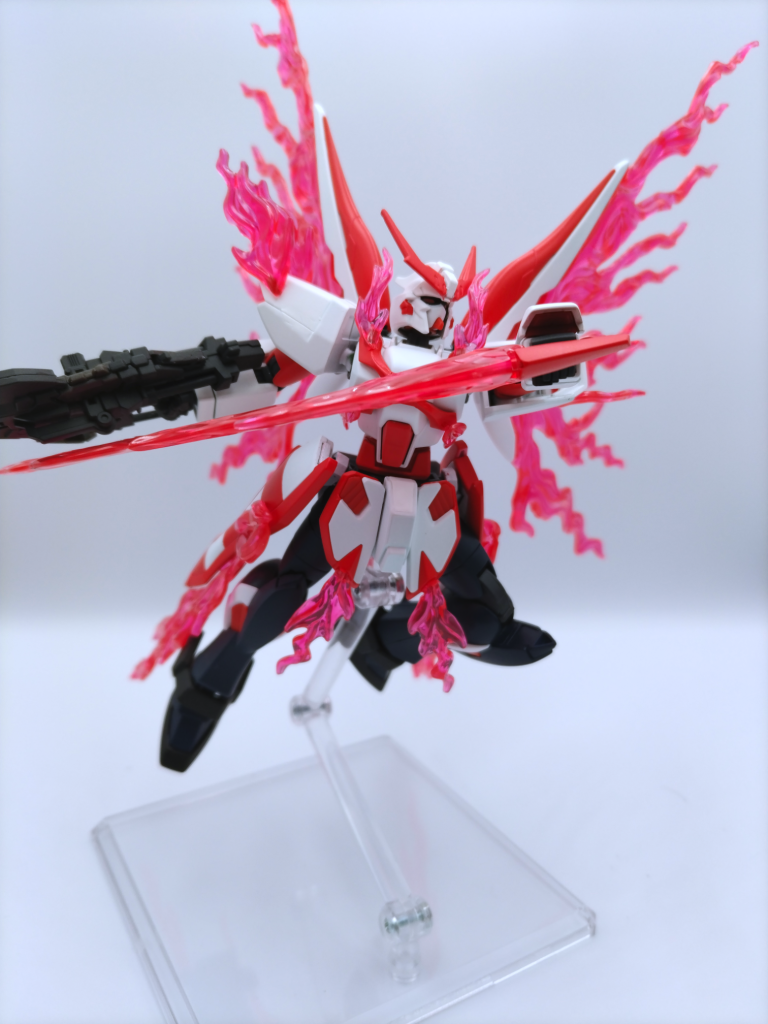 ファントムライトを展開してフレイムソードで攻撃！若干高めとはいえ、HGでこのクオリティは素晴らしいです。一般販売して欲しいですが、マイナーな機体だからプレバン送りになったんでしょうか…？個人的にクリアパーツを塗装するのに抵抗感というか、もったいないと感じてしまうので、ファントムライトは無塗装です。