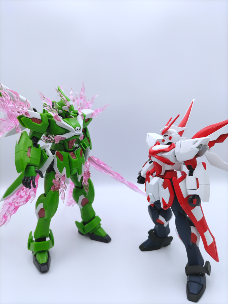 ROBOT魂のファントムと並べて。ROBOT魂のファントムは、ユニコーンガンダムと同じ位のサイズで結構大きめになっていますが、ヒートソードは鞘にきっちり納まっていたり、蜃気楼鳥へ差し替え無しで完全変形する変態クオリティになっているので、こちらもオススメです。こう見ると、HG版とROBOT魂版では結構違います。因みに、HG版もROBOT魂版も手持ち武器はバタフライバスターβが1本のみになっています。また、エフェクトのトガりっぷりが半端ないです（笑）