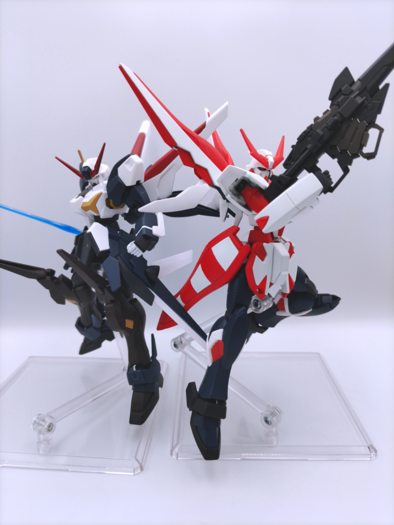 以前投稿した宝鐘マリン専用レコードブレイカーと一緒に。正直、性能的にも設定的にもレコードブレイカーの方がどちらかと言えば量産型ですが、小難しい事は考えずに見て頂けると嬉しいです。マリン社長についていく一味。これをやりたいが為だけに、ずっと放置していたファントムを今回使いました（笑）因みに、本機の塗料は全て宝鐘マリン専用レコードブレイカー、クロスボーンガンダムX0フルクロスと同じものを使用しています。