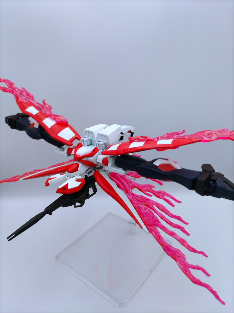 ここまで見ていただいてありがとうございます！最後に、忘れていたファントムライト展開状態の蜃気楼鳥を。エフェクトが重すぎて、下側にあるミノフスキードライブユニットが垂れ下がります。元々が結構派手な機体だったぶん、多少シンプルにしただけで随分印象が変わりました。因みに、光度以外殆ど弄ってないですが脚部の色が写真だと分かりにくいですね…。紺色になっています。もし良ければ、アドバイスや質問、コメント等していただけると非常に嬉しいです！