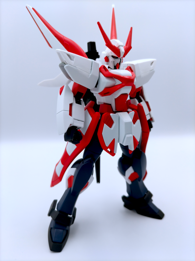 正面。前述通り、これまで投稿した機体と違ってさほど弄ってないです。武器は稼働時間の短いファントムに似合いそうなビームマグナムを持たせています。改造した部分は頭部にバルバトスルプスレクスのものを加工したアンテナを追加。また、フェイスオープン用のスリットを埋めて消しています。肩アーマーのダクトをパテ埋め胸部のドクロをパテ埋め＋削りで単調に。コクピット部を削ったりパテを盛ったりしてフラットに。フロントアーマー中央、リアアーマーのダクトをパテ埋めして単調に。パテの部分が凸凹してたりして目立つ辺り、まだまだですね…。