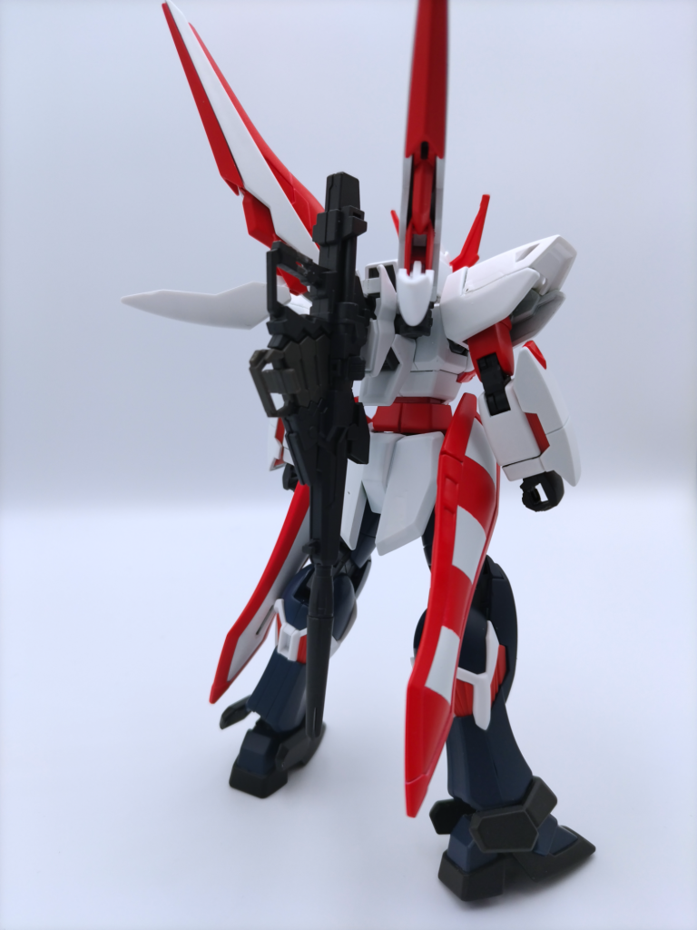 背面。見ての通り、蜃気楼鳥（ミラージュ・ワゾー）時に使うアクションベース用3mm穴にビームマグナムをマウントできます。そのままだとマウント出来なかったので、ビームマグナムの差し込み部分を少し削っています。因みに、ゴーストの蜃気楼鳥がクジャクをマウントするように、このファントムも蜃気楼鳥でビームマグナムをマウントできます。