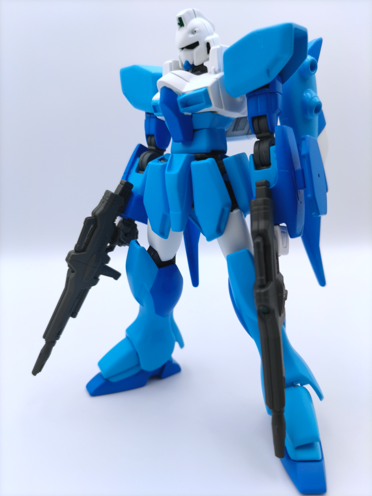 正直から。外装はほぼそのまま使用していますが、可動域を現代クラスまで広げています。股関節のスイング機構に接着剤が流れてしまった為、自立しにくいです…。因みに改造した場所は内部のVフレーム？を全て撤去首は5年前位のHGUCによくあるポリキャップを取付られるよう、コアガンダムの足首を埋め込み肩関節にF91の股関節を使用。そのままだと緩いので、ガンブラスター側をパテで埋めて、穴を開けました。腕関節もF91を使用。関節の一の腕半ば程度で切り、ガンブラスター側も関節が収まる様に削っています。マニピュレーターはF91を使用。基部には切ったF91の腕関節の先（手を取り付ける部分）を取付。こちらもガンブラスター側を削って収めています。下側の腰を切り飛ばして、幅の合うクロスボーンガンダムのものを接着。凹みはパテ埋めしています。腰部はF91をベースに、ガンブラスターの物を一部取付したり、プラ棒を付けて各部アーマーが着くようにしています。股関節にはクロスボーンガンダムの股関節を使用。こちらもガンブラスター側を削って取付。膝関節はデスティニーの腕関節を使用。ガンブラスター側にパテを埋め込んで、穴を開けて接続しています。