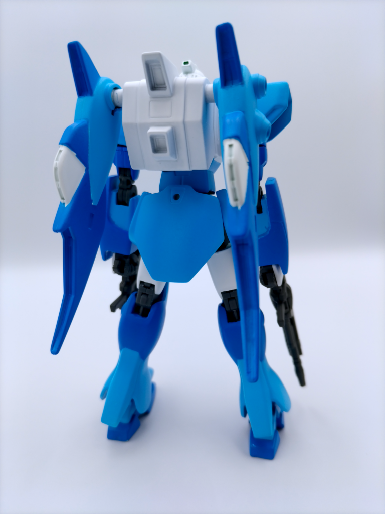 背部から。背部から見える部分は何もしていません。合わせ目消しすらしていません（笑）そもそも、合わせ目以前にパーツの合いも良くないので、綺麗に作ろうと思えば無茶苦茶手間が掛かります。そして、ご覧頂いた通り、マスキングも部分塗装の筆塗りも下手くそなので、ガタガタした見た目になっています…。