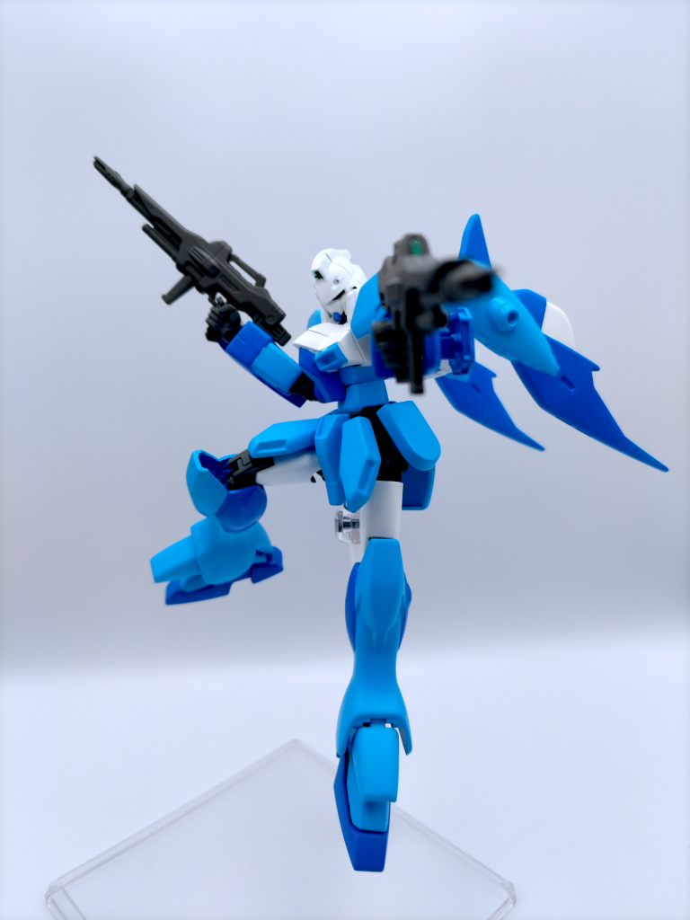 ビームライフルで攻撃。無茶苦茶動くようになりましたが、買った時に武器類が全く無かったのでF91のビームライフルを1色にして持たせています。シナンジュや百式もそうですが、ウイング状のスラスターやスタビライザーは格好いいし、映えます。