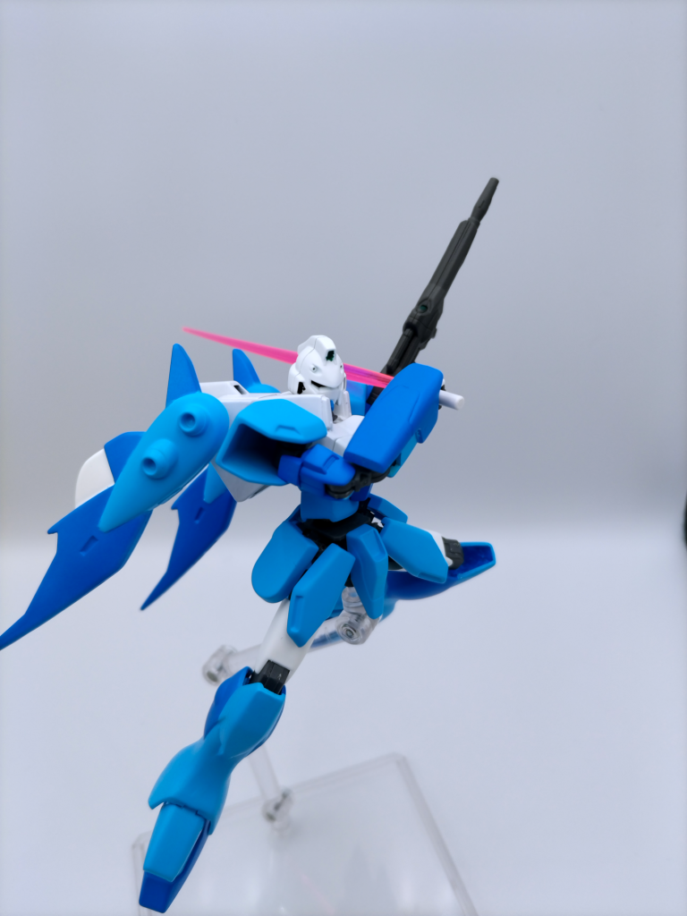 ビームサーベルで攻撃。シンプルなクロスボーンガンダムのビームサーベルを持たせていますが、実際ガンブラスターのビームサーベルってどんな感じなんでしょうか？