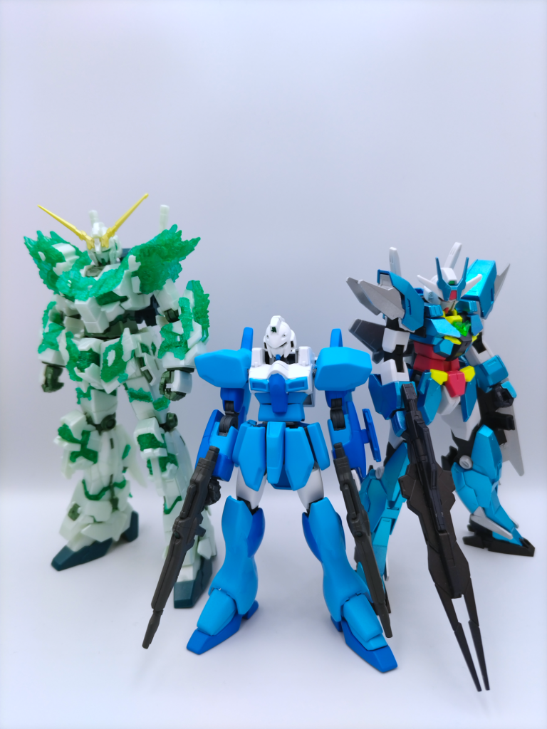 同じく同スケールのユニコーンガンダム（光の結晶体）、アースリィガンダムと並べて。アースリィ辺りが見慣れたサイズ感だと思います。こう見ると随分小さく見えますね。