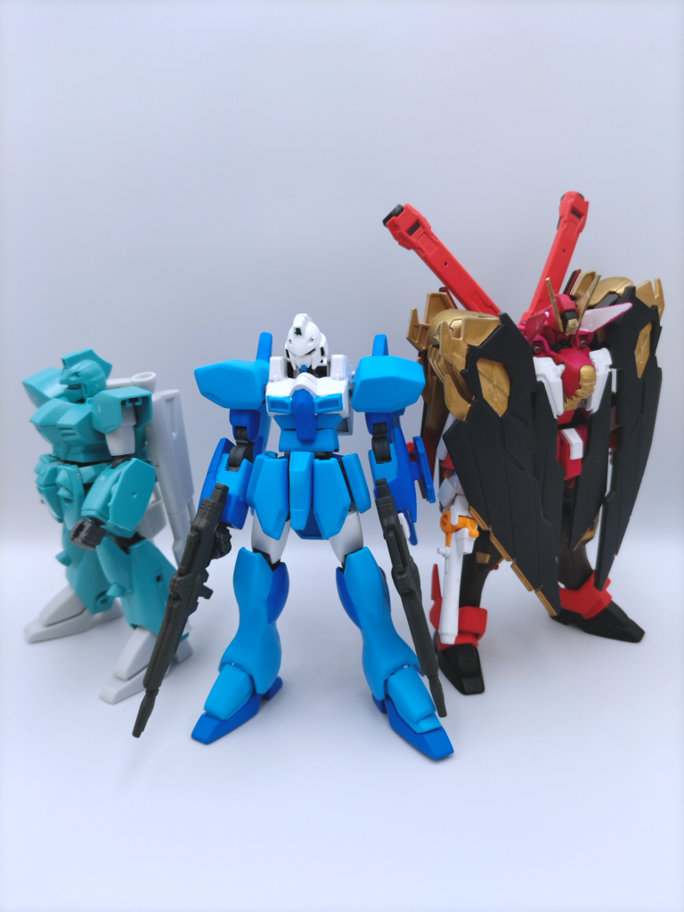 同スケールのクロスボーンガンダムX0フルクロス、ジャベリン（買ったままの素組み）と並べて。元々はジャベリンと同じサイズでしたが、関節や腰部が長くなった分背が伸びています。また、見ての通りHGUCの第二期MSはちょっと大きめになっているみたいです。