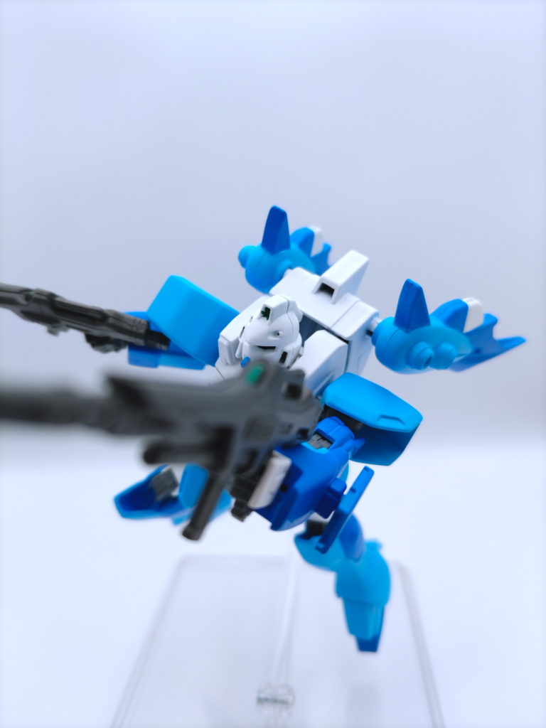 ここまで見ていただいて、ありがとうございます！可動域の改善を目的に改造しましたが、それだけでも見栄えが結構良くなります。パテ埋め→ピンバイスで穴開け→プラ棒や金属棒を通す、でほぼ解決しました。ただ、先述の通り、パーツの合いが悪く合わせ目も多いのがどうしても辛いです。でも、恐らく旧キットを作る事はありません(笑)最近忙しい上、怪我したのであんまりガンプラを作れていませんでしたが、やはり完成すると楽しいです。改造したり、オリジナルカラーで塗装すると殊更楽しいです。ということで、次回はガンダムキャリバーンを投稿させて頂きます。もし良ければ、アドバイスや質問、コメント等していただけると非常に嬉しいです！