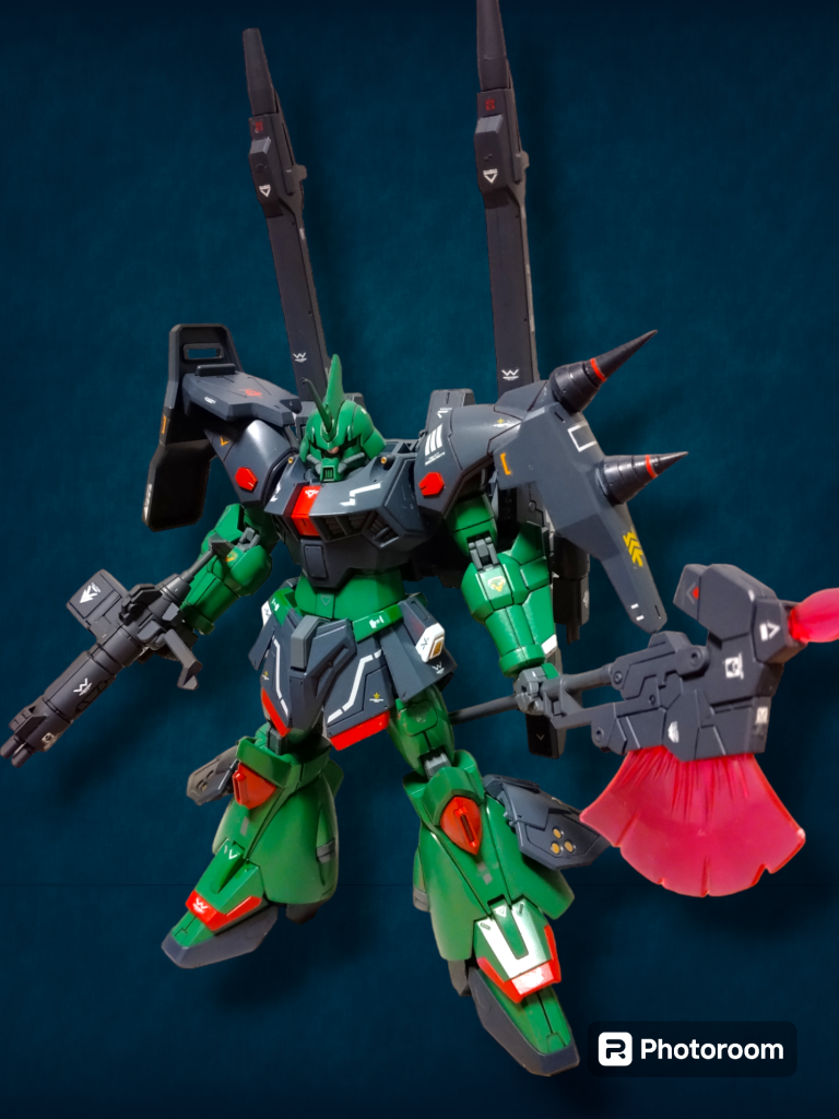 「緑色」・「肩シールド」・「スパイク」・「斧」でなんとなくザクっぽくなるだろうと安直な思いで作っていましたが、発売日に並んでゲットした貴重なゲルググを使って失敗したらと正直怖かったです