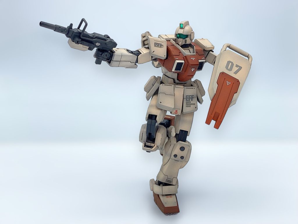 箱や説明書にこんな写真があるのですが、支え無しで再現できて感動しました！😆シンプルなデザインと深く曲がる関節、接地性の高さ等、手に取ってみると完成度の高さがよく分かるキットです。