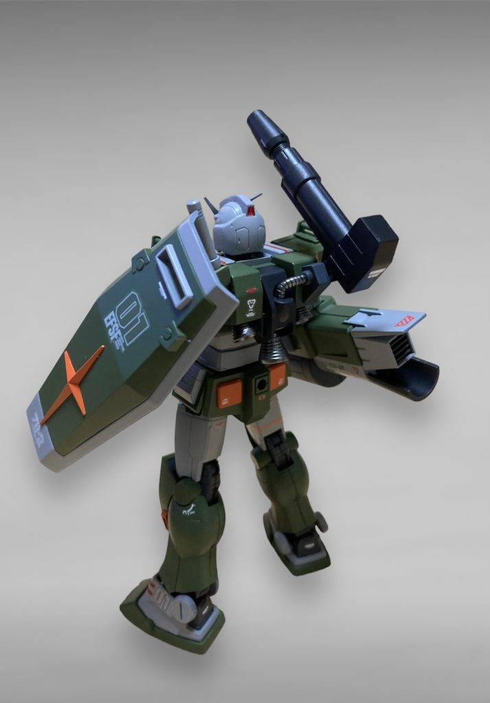 シールドは付属の折りたたみではなくRX78-02と同じものを装備しています。