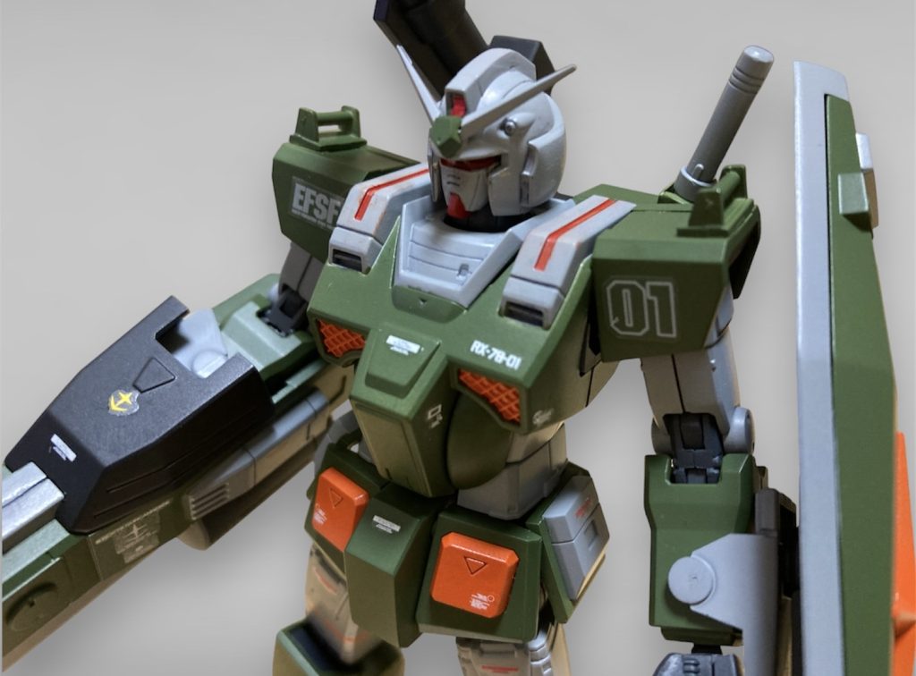 改造点としては肩の上部にオリジンガンダム中期型から移植したフック、太腿も情報量の多いオリジンガンダムのモノを注文して移植。あとは、赤いメガネみたいなのがどうしても好きになれないので外して少しひさしの部分を小さくしています。ちなみに左胸付近のデカールを間違えてRX-78-02を貼っておりました…老眼には厳しい作業です。トップコートをする直前に写真を撮っていて気がつきその後、貼り替えました。