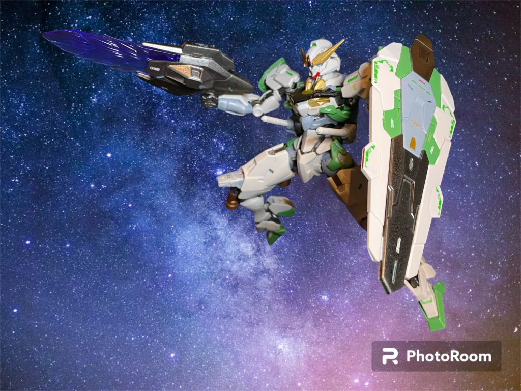 しかし、どうにも様子が変だ。貨物船のブリッジに無線の応答を求めるが、一向に返事が無い。 その時、貨物ベイのハッチが開いたかと思うと、武装した数機の旧式MSが飛び出して来た。っ⁉︎、海賊だっ!!!こいつら磁気嵐を口実に潜り込み、警備など手薄な辺境のフロントから略奪を繰り返しているのか。旧型とはいえど、せいぜい相手が非武装の民間用MS程度なら、やりたい放題だろう。