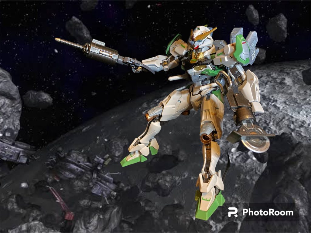 頭のアンテナの位置も変わったし、色も塗り替えられて、まるでお尋ね者が変装するみたいに、全く別の機体に生まれ変わったみたいだ。もちろん資源採掘作業用のMSって登録になってるから、表立って武装は出来ない。こんな水星の基地にもあるような時代遅れの、自衛の為程度の装備さ。