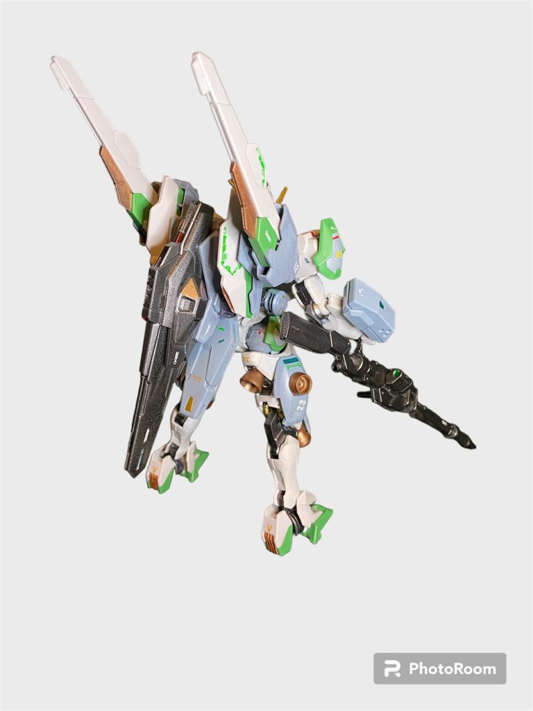 元々のバックパックの配置がイマイチだったんですが、パーツ組み替えにより無改造でかなり印象を変えられました。V2やキャリバーンに似た上部と、下部は脇からサーベルグリップを出してストライクIWSPの様な印象に。